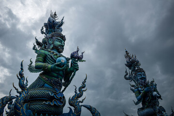 Estatuas guardianas del templo azul, en Chiang Rai, Tailandia - obrazy, fototapety, plakaty
