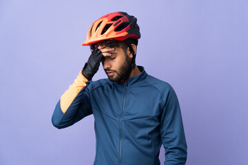 Young Moroccan cyclist man isolated on purple background has realized something and intending the solution - obrazy, fototapety, plakaty