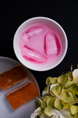 milk drink It has a sweet and cool flavor and is pink in color, inviting to drink. paired with cakes