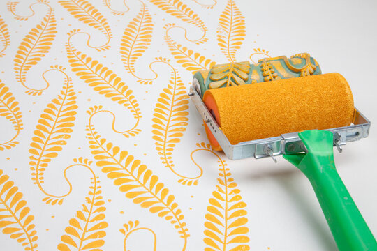Wandgestaltung in Orange mit Musterwalze mit Bl&auml;ttermuster