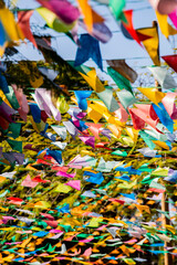 Joanópolis, São Paulo, Brasil: decoração da festa junina de São João, com bandeiras coloridas espalhadas pela praça central da cidade capital do lobisomem