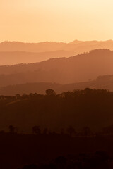 Fototapeta premium Camanducaia, Minas Gerais, Brasil: Pôr do Sol com as camadas de Montanha, visto da estrada entre Camanducaia e Monte Verde na Serra da Mantiqueira 