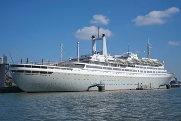 Foto auf Alu-Dibond ROTTERDAM, NIEDERLANDE - Blick auf die SS Rotterdam, ein historisches Ozeandampfer- und Kreuzfahrtschiff der Grande Dame, jetzt ein Hotelschiff in Rotterdam, Niederlande. © Tjeerd