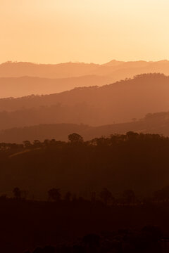 Camanducaia, Minas Gerais, Brasil: P&ocirc;r do Sol com as camadas de Montanha, visto da estrada entre Camanducaia e Monte Verde na Serra da Mantiqueira 