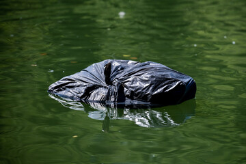 un sac plastique de poubelle qui flotte sur un fleuve en Ile-de-France