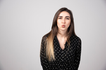 Obraz premium Photo of young woman standing and posing