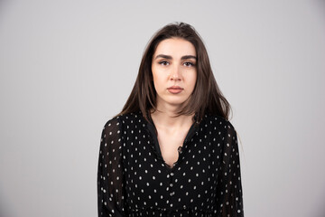 Obraz premium Photo of young serious woman standing and posing
