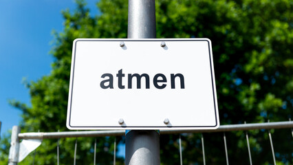 weißes schild mit wort atmen steht in der natur gesunde luft atemnot idee panik