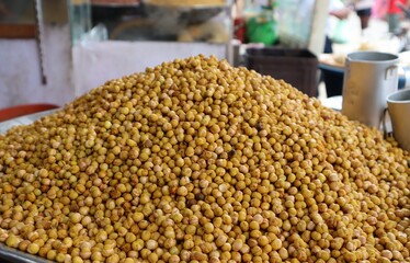 A pile of yellow peas.