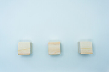 Fototapeta na wymiar 3個のヒノキのウッドキューブを下に等間隔に並べた平面の素材