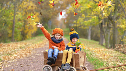 Spaß mit bunten Herbstlaub