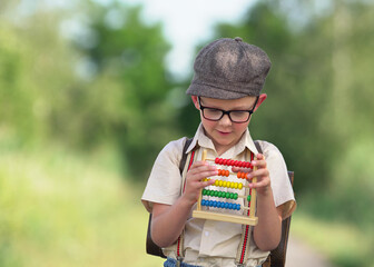 Schulkind mit Rechenschieber