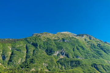 Fototapeta premium Willkommen im wunderschönen Soča-Tal in der Nähe der Julischen Alpen - Slowenien