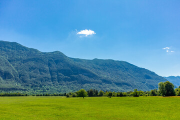 Fototapeta na wymiar Willkommen im wunderschönen Soča-Tal in der Nähe der Julischen Alpen - Slowenien
