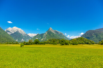 Fototapeta premium Willkommen im wunderschönen Soča-Tal in der Nähe der Julischen Alpen - Slowenien