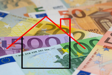 Haus vor Geldscheinen symbolisch für Grundsteuer
