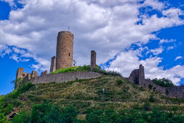 Fototapeta na wymiar Historische Burg auf einem Berg in Monreal