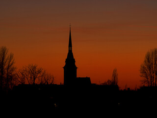 Obraz premium Herz-Jesu-Kirche in Frankfurt Fechenheim am Abend