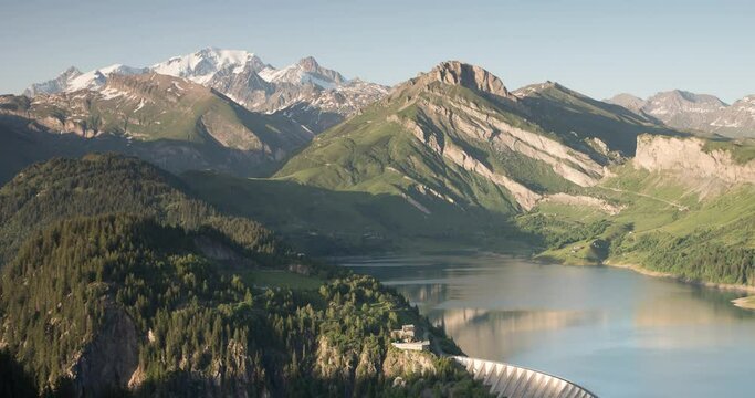 Barrage de Roselend avec le Massif du Mont-Blanc en arri&egrave;re plan
