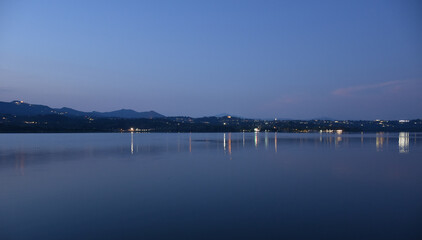 Lago di Varese di sera