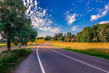 Eine Landstraße am frühen Abend