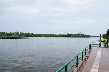 Obraz premium Pavement and metal fence on the banks of lake