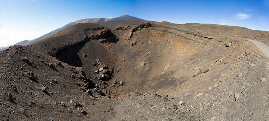 Etna- Vista panoramica del cratere del vulcano