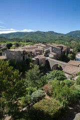 La petite ville de Jaujac (Ardèche) et son pont qui enjambe la rivière Le Lignon