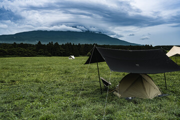 ふもとっぱらで見る雲隠れ富士山