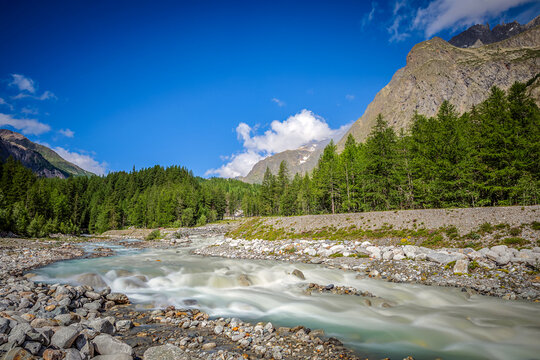 Der Schmelzwasserbach Doire de V&eacute;ny am Fu&szlig; des Mont Blanc bei Courmayeur im Aostatal in Italien