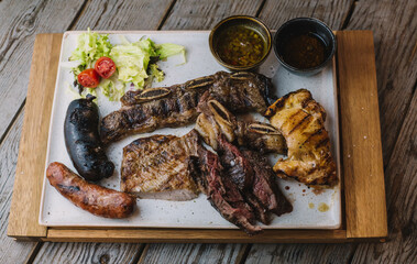 diferentes cortes de ternera de excelente calidad hecha a la parrilla