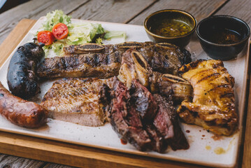 diferentes cortes de ternera de excelente calidad hecha a la parrilla