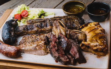 diferentes cortes de ternera de excelente calidad hecha a la parrilla