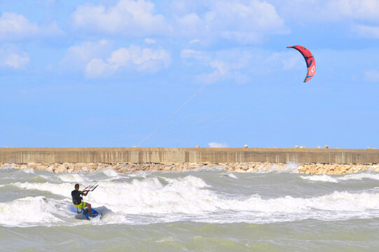 kite surf nel mare italiano a Pescara. sport estremo in acqua