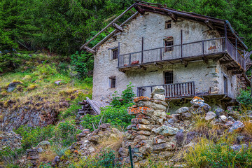 Verlassener Bauernhof im Aostatal in Italien