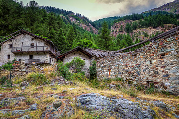 Fototapeta na wymiar Verlassener Bauernhof im Aostatal in Italien