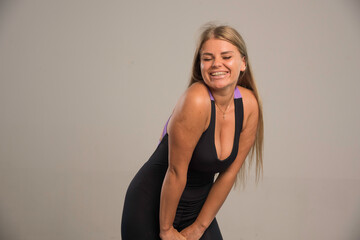 Obraz premium Female model in sport bra looks positive