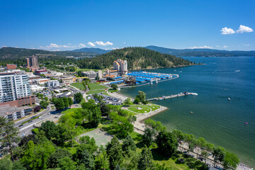 Fototapeta na wymiar View of the town on the lake