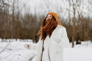 Obraz premium young woman in winter clothes in a hat fun winter landscape winter holidays