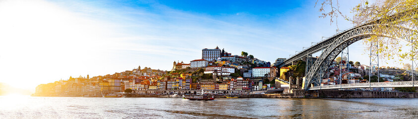 Vista panorámica del Viejo Oporto.  La ciudad de Oporto y la Ribeira sobre el río Duero desde...