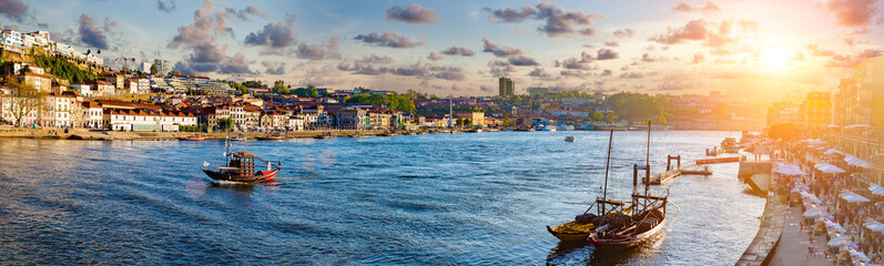 Vista panorámica del Viejo Oporto.  La ciudad de Oporto y la Ribeira sobre el río Duero desde Vila Nova de Gaia, Portugal. - obrazy, fototapety, plakaty