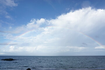 海に半円を描く虹