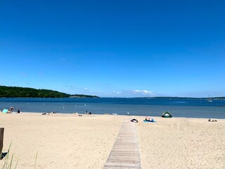 Fototapeta na wymiar Strandbad Wassersleben in Harrislee bei Flensburg an einem sonnigen Tag mit strahlend blauen Himmel im Sommer, Schleswig-Holstein, Deutschland 