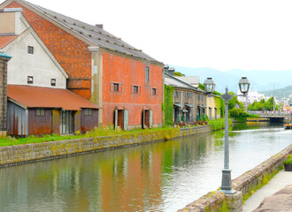 Fototapeta na wymiar 夏の北海道の小樽運河と小樽倉庫、日本
