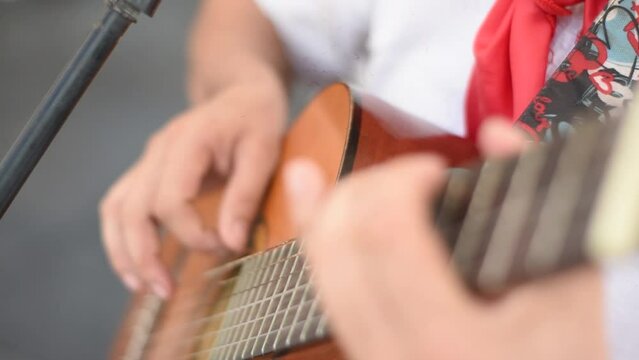 primer plano de un hombre tocando la guitarra