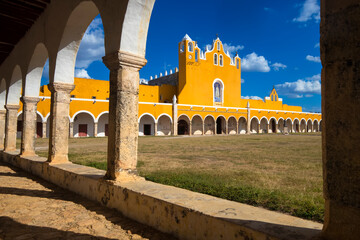 Izamal es una ciudad mexicana, cabecera del municipio del mismo nombre en el Estado de Yucatán