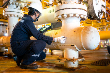 Inspectors inspect pipes in the petrochemical industry with ultrasonic instruments.