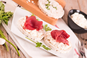 Rice cakes with milk flakes and cold beef.