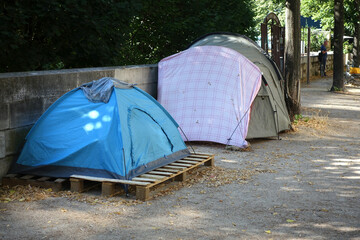 Tente de sans-abris sur le trottoir - obrazy, fototapety, plakaty