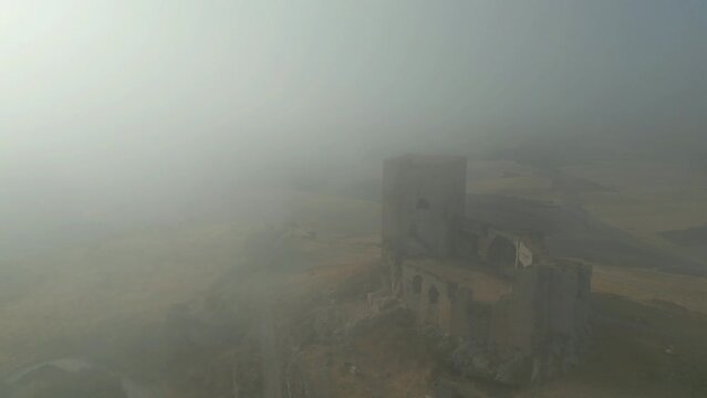 castillo de la estrella visto entre un banco de niebla, Andaluc&iacute;a
